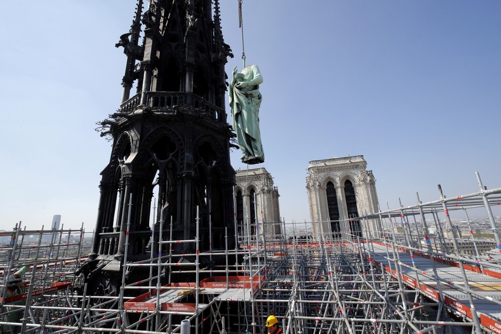 V pařížském Notre-Dame vypukl 15. 4. 2019 požár.