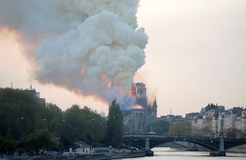 V pařížském Notre-Dame vypukl 15. 4. 2019 požár.