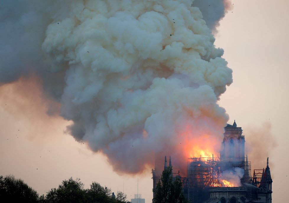 Věž pařížské katedrály Notre-Dame se kvůli mohutnému požáru 15. 4. 2019 zřítila.