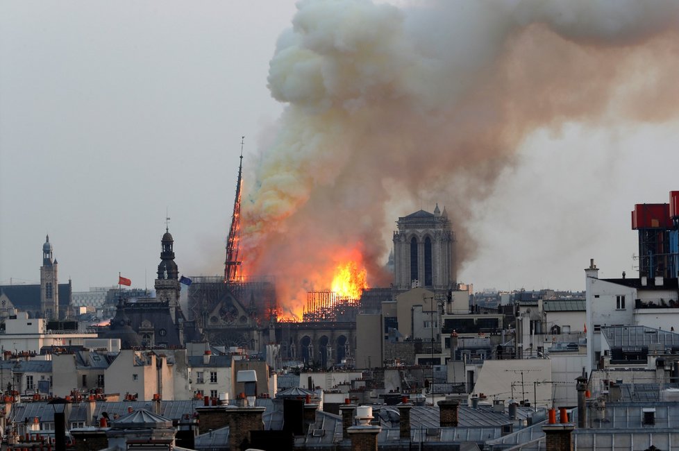 Věž pařížské katedrály Notre-Dame se kvůli mohutnému požáru 15. 4. 2019 zřítila.