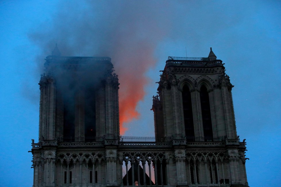 Slavná pařížská katedrála Notre-Dame začala 15.4.2019 masivně hořet