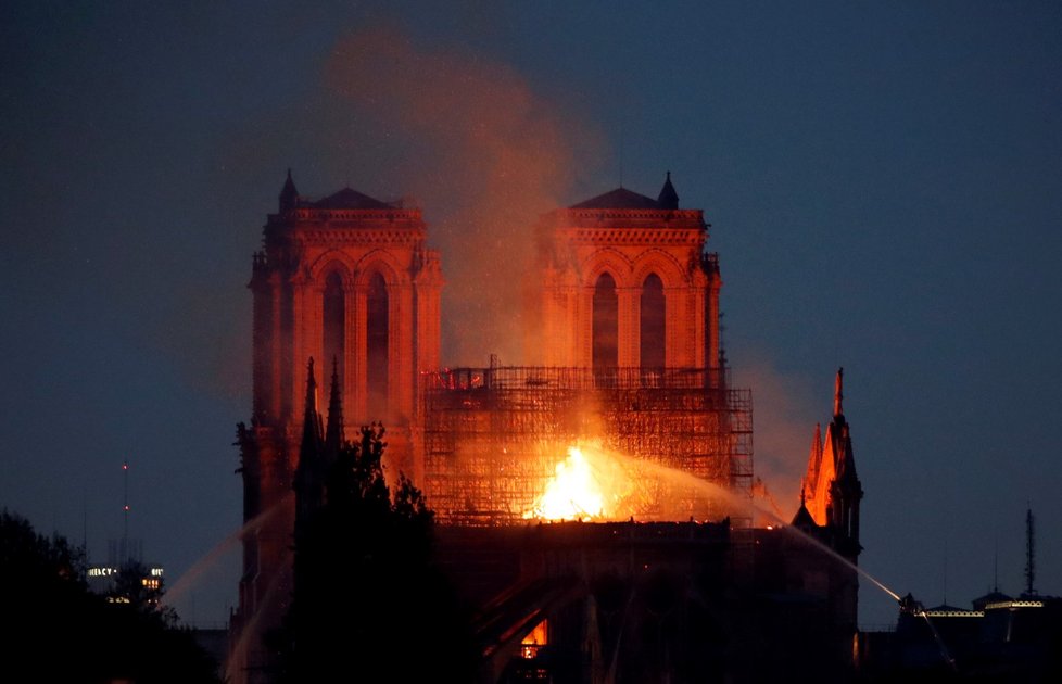 Slavná pařížská katedrála Notre-Dame začala 15.4.2019 masivně hořet
