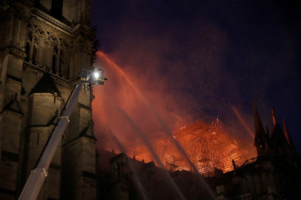 Slavná pařížská katedrála Notre-Dame začala 15.4.2019 masivně hořet.