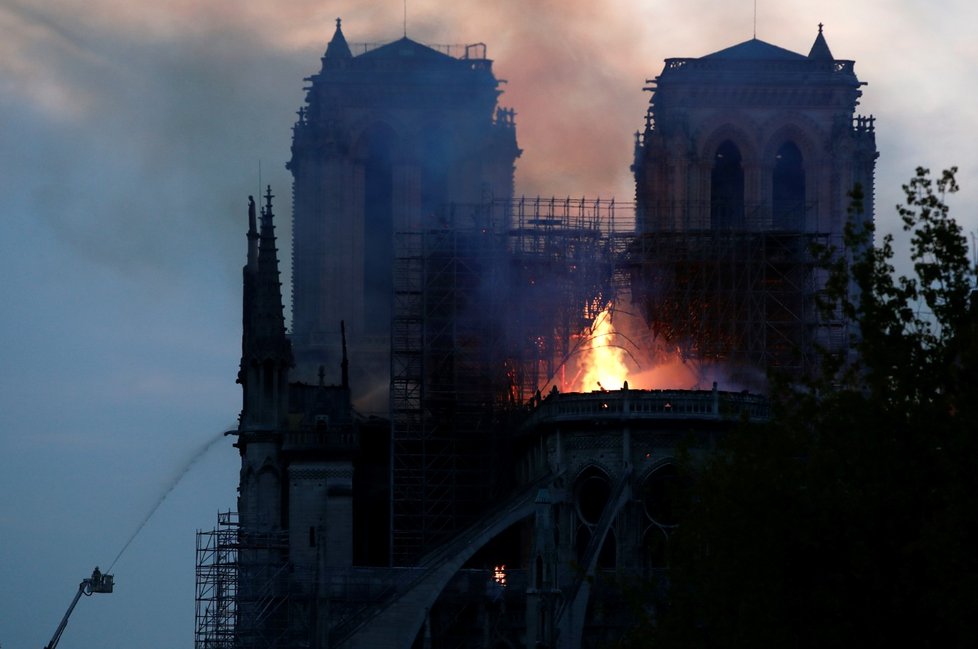 Slavná pařížská katedrála Notre-Dame začala 15. 4. 2019 masivně hořet.