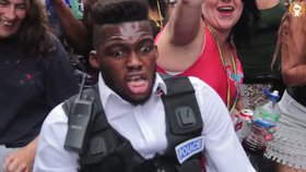 Festival Notting Hill se zvrhl: „Souložící“ policista a děti, násilí a stovky zatčených.