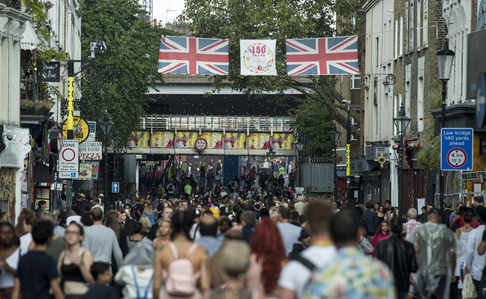 Festival Notting Hill se zvrhl: „Souložící“ policista a děti, násilí a stovky zatčených.