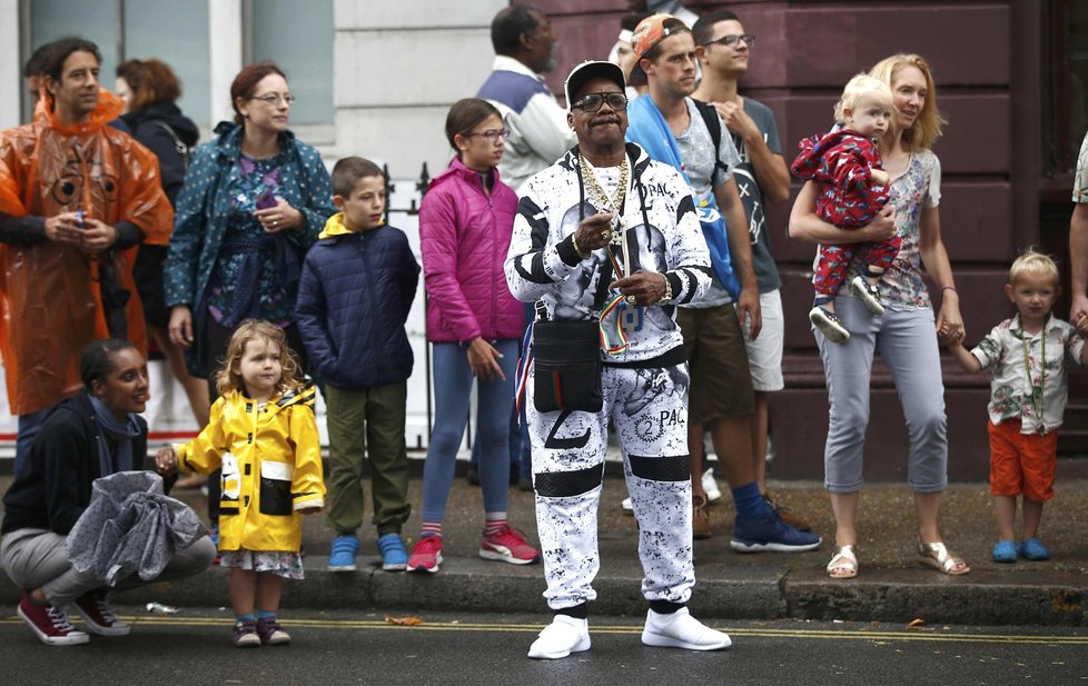 Festival Notting Hill se zvrhl: „Souložící“ policista a děti, násilí a stovky zatčených 