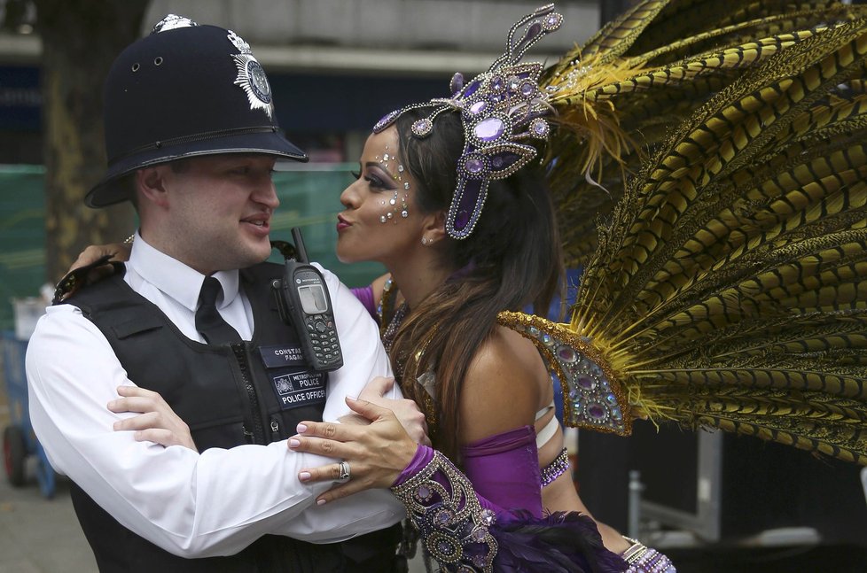 Festival Notting Hill se zvrhl: „Souložící“ policista a děti, násilí a stovky zatčených 