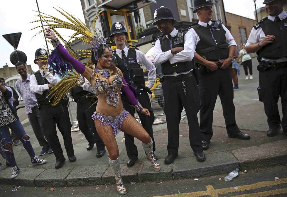 Festival Notting Hill se zvrhl: „Souložící“ policista a děti, násilí a stovky zatčených 