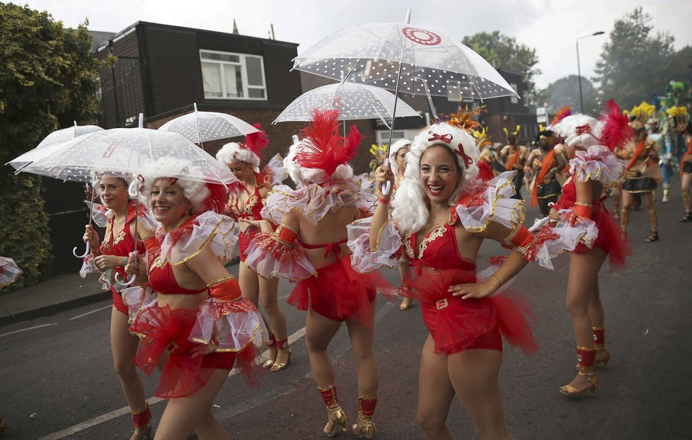 Festival Notting Hill se zvrhl: „Souložící“ policista a děti, násilí a stovky zatčených 