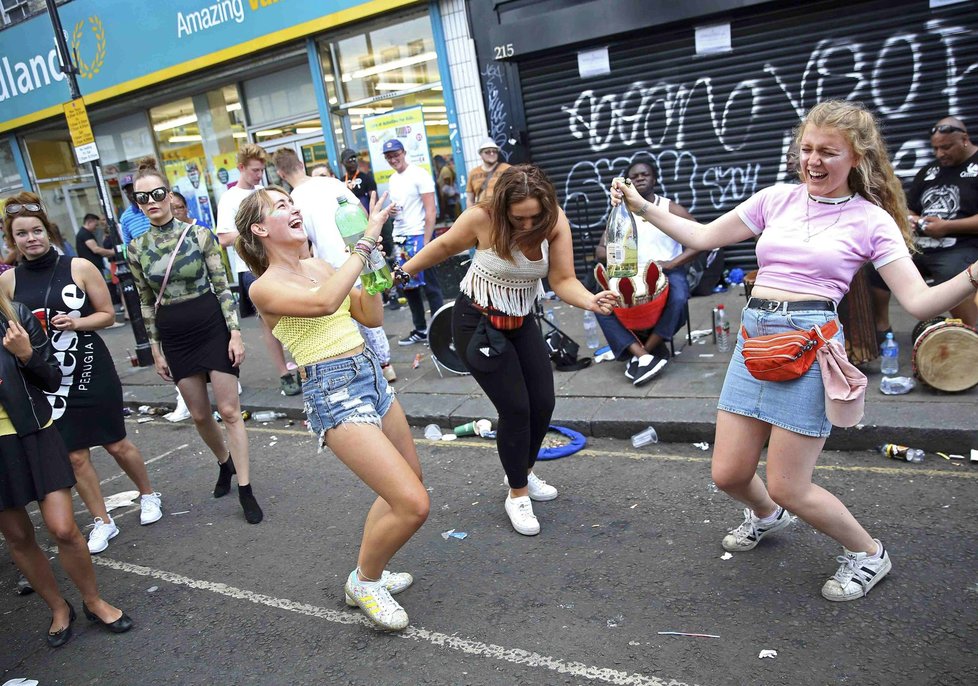 Festival Notting Hill se zvrhl: „Souložící“ policista a děti, násilí a stovky zatčených 