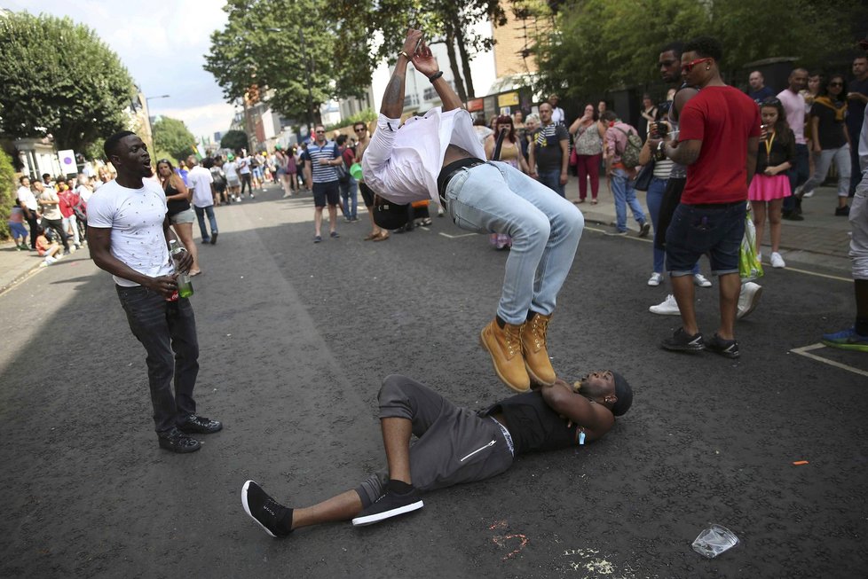 Festival Notting Hill se zvrhl: „Souložící“ policista a děti, násilí a stovky zatčených 