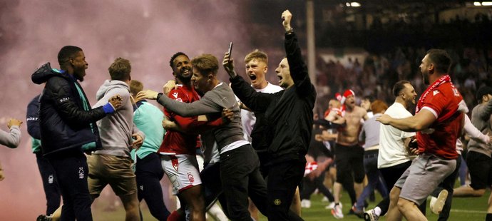 Radost fotbalistů Nottinghamu Forest po postupu do finále
