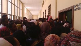 Podporovatelé Noury přišli k soudu, zaplnili většinu místnosti