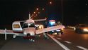 Piper dosedl na silnici v Brně nedaleko obchodního centra. O lampu si poškodil levé křídlo. Piper dosedl na silnici v Brně nedaleko obchodního centra. O lampu si poškodil levé křídlo.