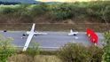 U Rokycan vrazil větroň do osobního auta. Pilot zemřel, oktávka měla zničenou záď. U Rokycan vrazil větroň do osobního auta. Pilot zemřel, oktávka měla zničenou záď.