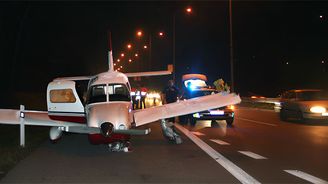 Piper dosedl na silnici v Brně nedaleko obchodního centra. O lampu si poškodil levé křídlo. Piper dosedl na silnici v Brně nedaleko obchodního centra. O lampu si poškodil levé křídlo.
