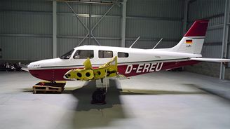 Piper dosedl na silnici v Brně nedaleko obchodního centra. O lampu si poškodil levé křídlo. Piper dosedl na silnici v Brně nedaleko obchodního centra. O lampu si poškodil levé křídlo.
