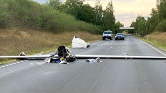U Rokycan vrazil větroň do osobního auta. Pilot zemřel, oktávka měla zničenou záď. U Rokycan vrazil větroň do osobního auta. Pilot zemřel, oktávka měla zničenou záď.