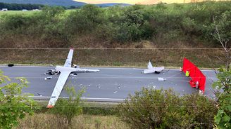 U Rokycan vrazil větroň do osobního auta. Pilot zemřel, oktávka měla zničenou záď. U Rokycan vrazil větroň do osobního auta. Pilot zemřel, oktávka měla zničenou záď.
