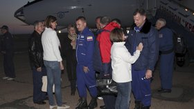 Po nouzovém přistání na kosmonauty na základně čekaly rodiny.