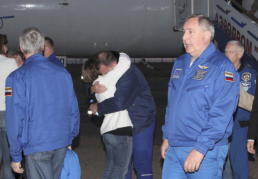 Po nouzovém přistání na kosmonauti na základně čekaly rodiny.