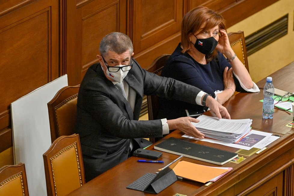 Premiér Andrej Babiš (ANO) a ministryně financí Alena Schillerová (za ANO) na schůzi Poslanecké sněmovny, která projednávala návrh na vyslovení souhlasu s prodloužením doby nouzového stavu.