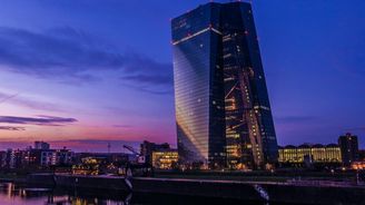 ECB nebude zpřísňovat měnovou politiku, hospodářské oživení prý stále čelí rizikům