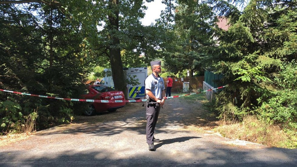 Rozsáhlá policejní akce v Nové Hospodě. Policie hledá vraha ženy.