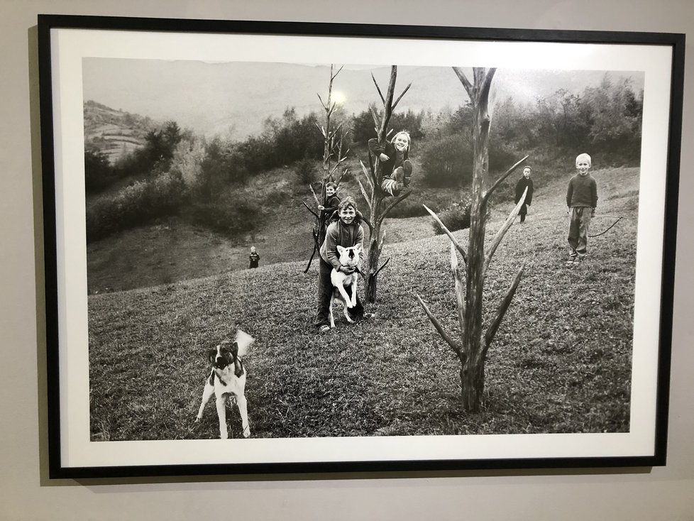 Výstava zachycující život na vesnici tak, jak vypadal před sto lety, fotky přitom pocházejí z dob normalizace