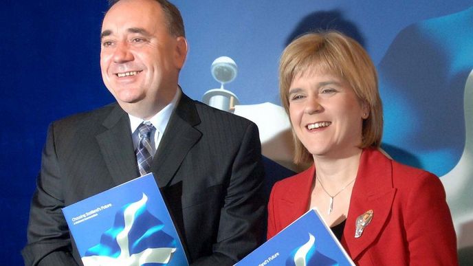 Nová skotská premiérka Nicola Sturgeon se svým předchůdcem Alexem Salmondem