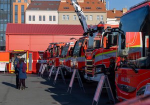 Pražští hasiči si v minulém roce pořídili nové hračky. Celkem pořídili 43 vozů a 13 kontejnerů za 276 milionů korun