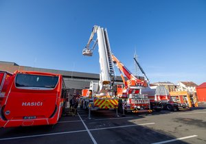 Pražští hasiči si v minulém roce pořídili nové hračky. Celkem pořídili 43 vozů a 13 kontejnerů za 276 milionů korun