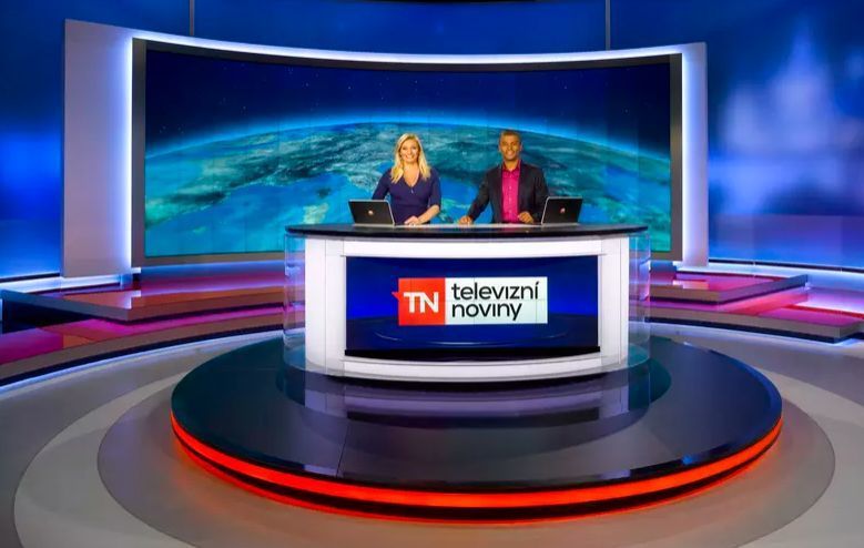 Televize Nova, studio Televizních novin a moderátoři Lucie Borhyová a Rey Koranteng