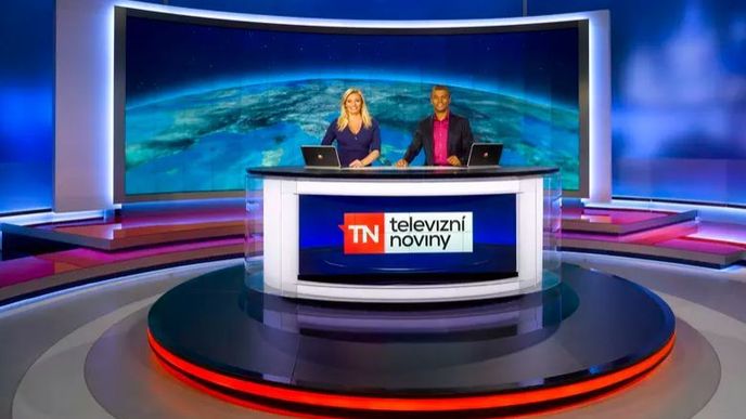 Televize Nova, studio Televizních novin a moderátoři Lucie Borhyová a Rey Koranteng