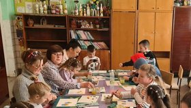 Organizace Nová Ukrajina se o uprchlíky, kterým sehnala ubytování, stará i nadále, zajišťuje akce pro rodiny, služby, výlety, dárky dětem.