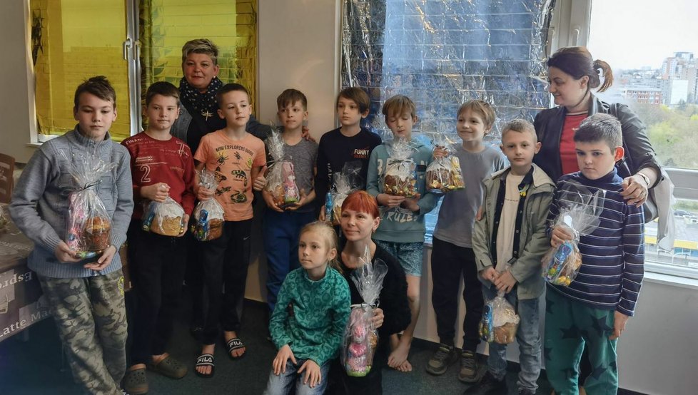 Organizace Nová Ukrajina se o uprchlíky, kterým sehnala ubytování, stará i nadále, zajišťuje akce pro rodiny, služby, výlety, dárky dětem.
