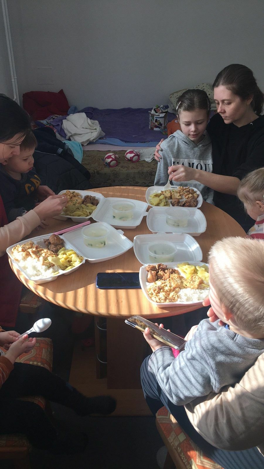 Organizace Nová Ukrajina se o uprchlíky, kterým sehnala ubytování, stará i nadále, tady jim dobrovolníci rozvezli jídlo.