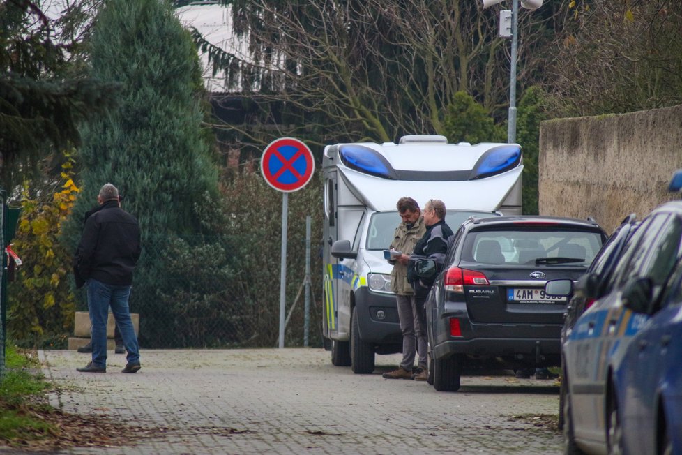 Policie vyšetřuje vraždu na místě činu.