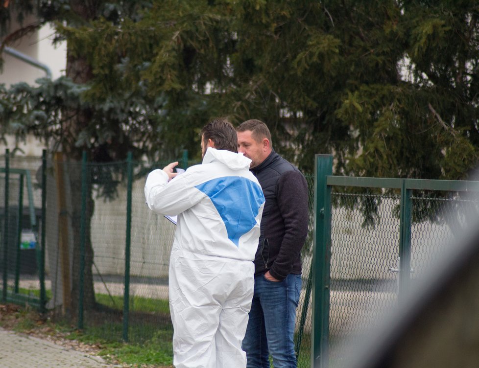 Policie vyšetřuje vraždu na místě činu.