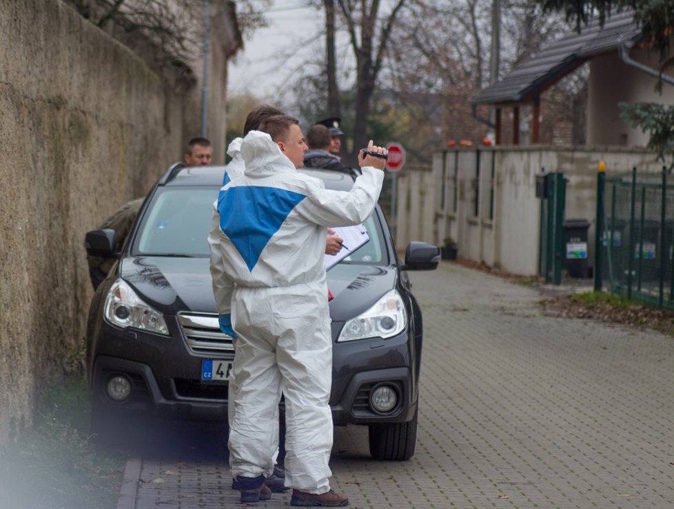 Policie vyšetřuje vraždu na místě činu.