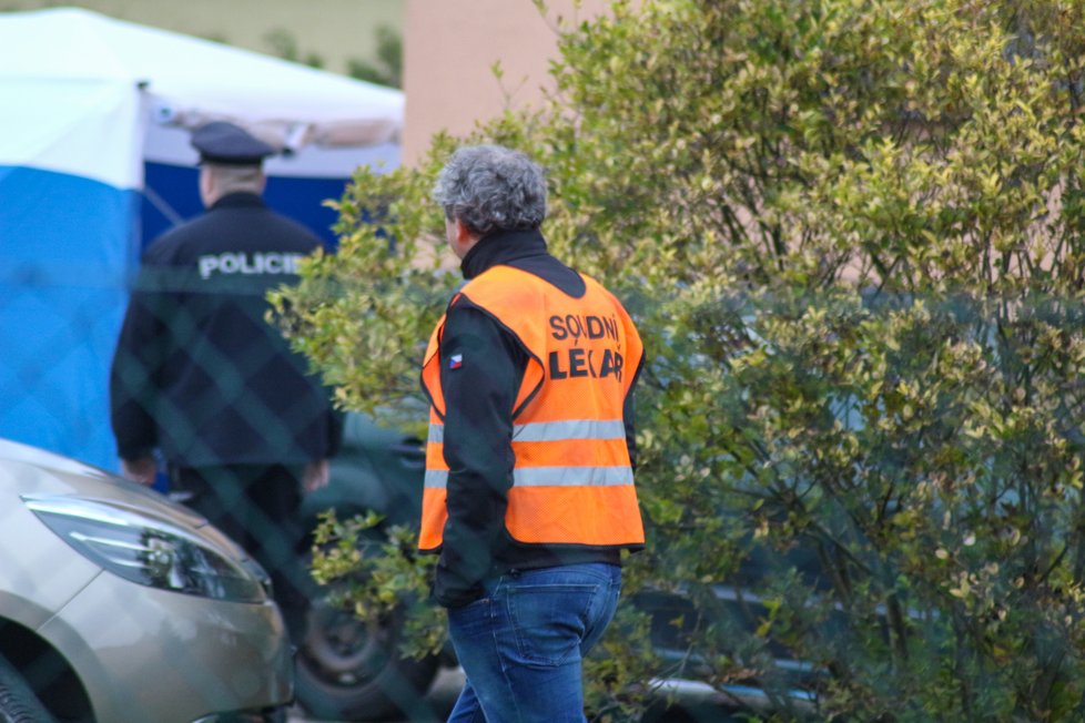 Policie vyšetřuje vraždu na místě činu.