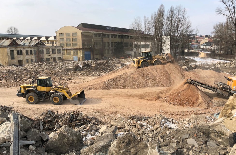 Recyklace stavební suti přímo v areálu někdejší továrny Zbrojovka.