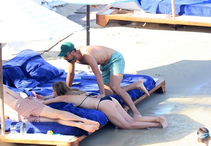 Djokovič na Mykonosu nemohl spustit oči ze sexy Jeleny: Vášeň na lehátku! Djokovič na Mykonosu nemohl spustit oči ze sexy Jeleny: Vášeň na lehátku!