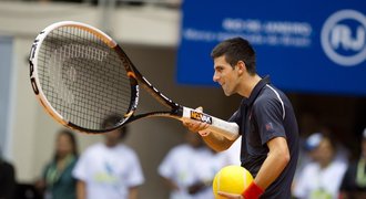 Obří raketa, ženy, paruka ála Kuerten. Král Djokovič bavil Brazílii