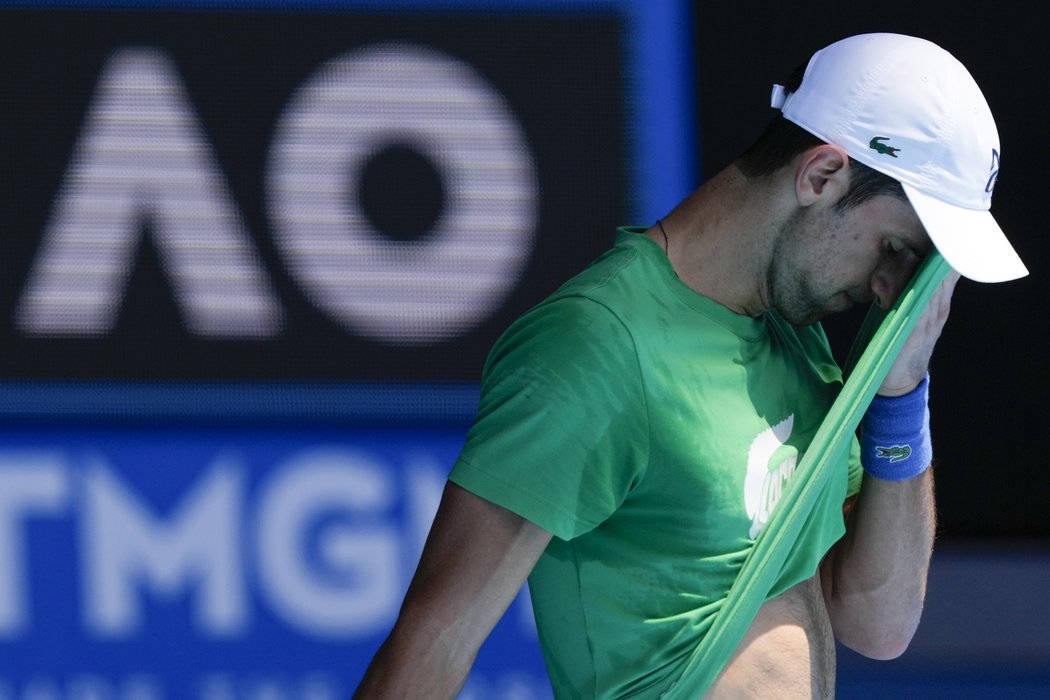 Novak Djokovič se na Australian Open nepředstavil. Vypadá to ale, že další problémy na sebe nenechají dlouho čekat...