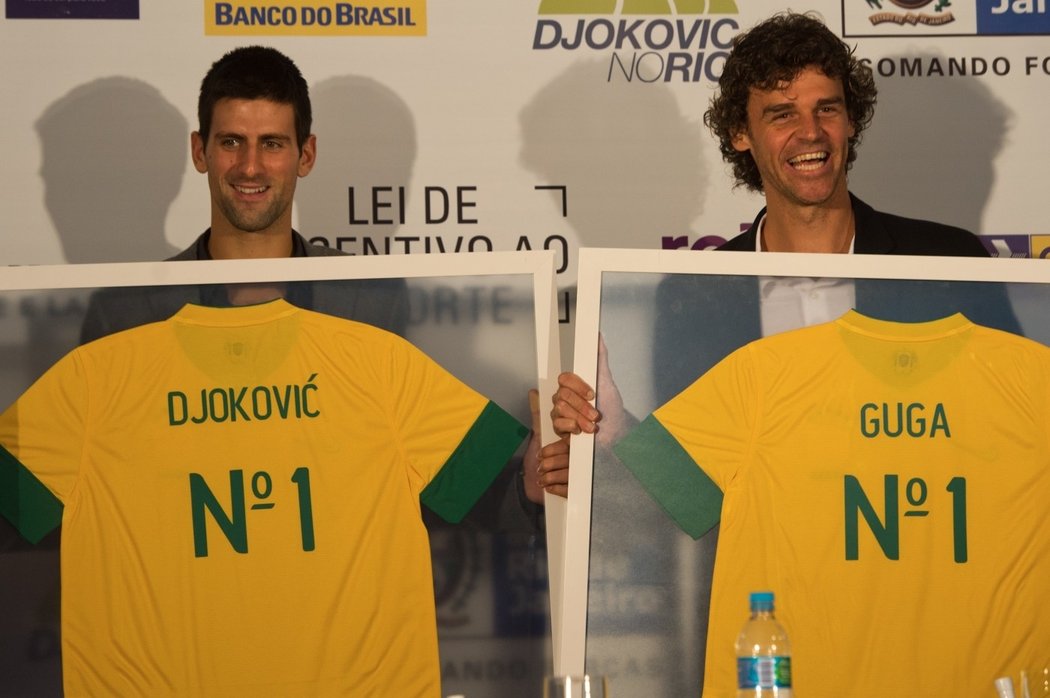 Žlutá je dobrá. Novak Djokovič a Gustavo Kuerten pózují s fotbalovými dresy Brazílie