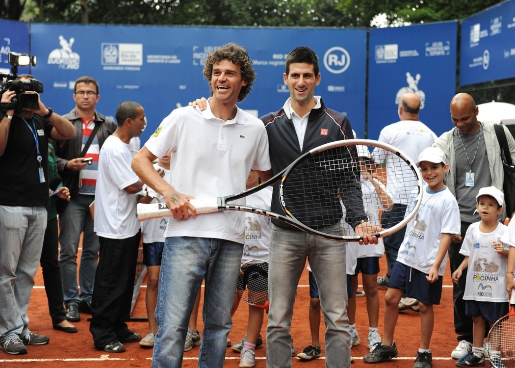 Gustavo Kuerten, Novak Djokovič a obří tenisová raketa na tenisové exhibici v Rio de Janeiro