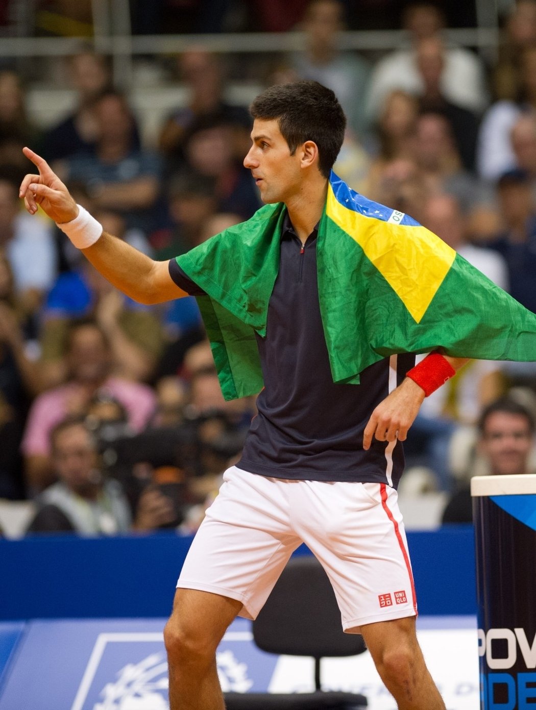 Že by změna občanství? Novak Djokovič s brazilskou vlajkou na exhibici v Rio de Janeiro