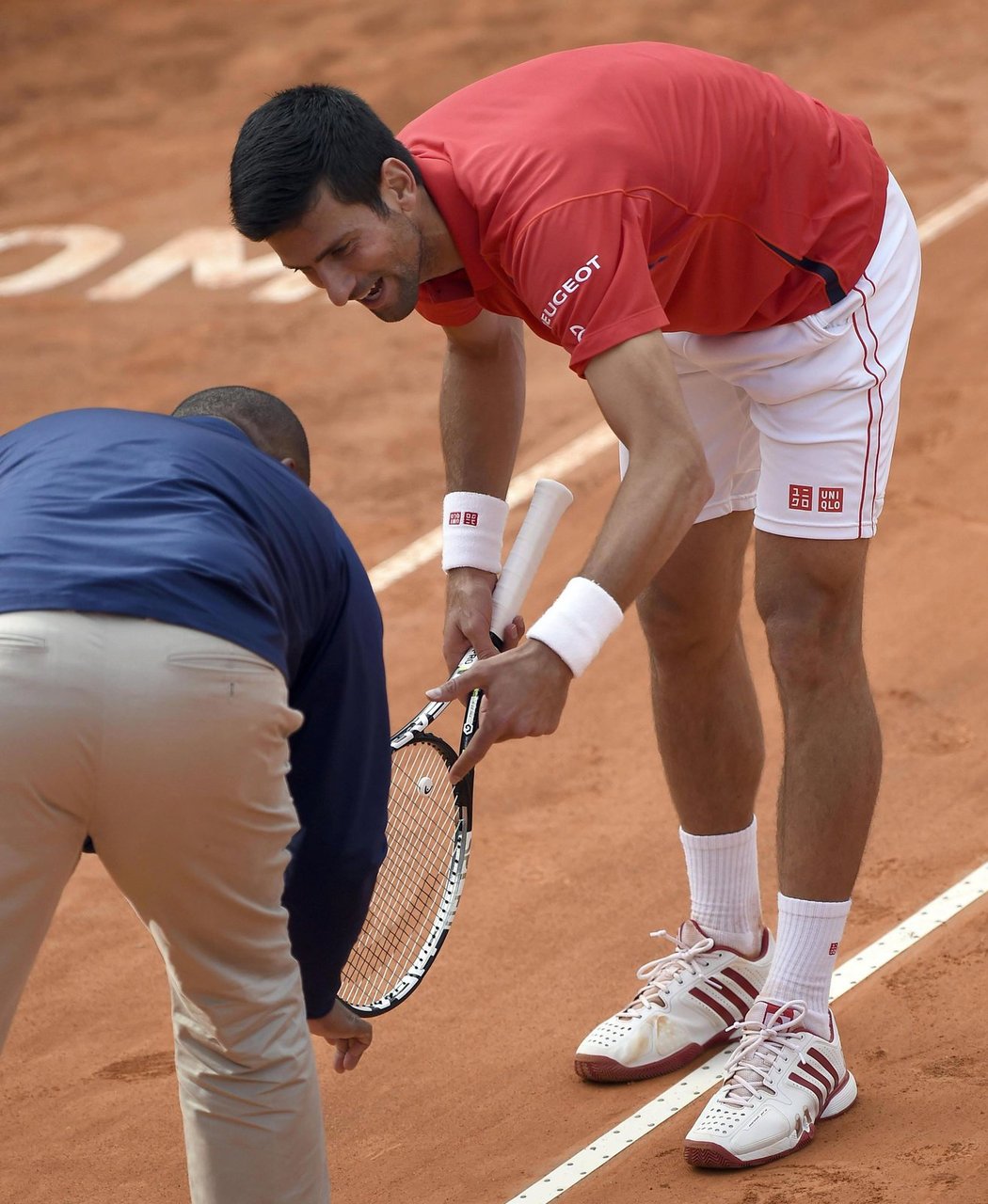 Novak Djokovič v diskusi s hlavním rozhodčím.